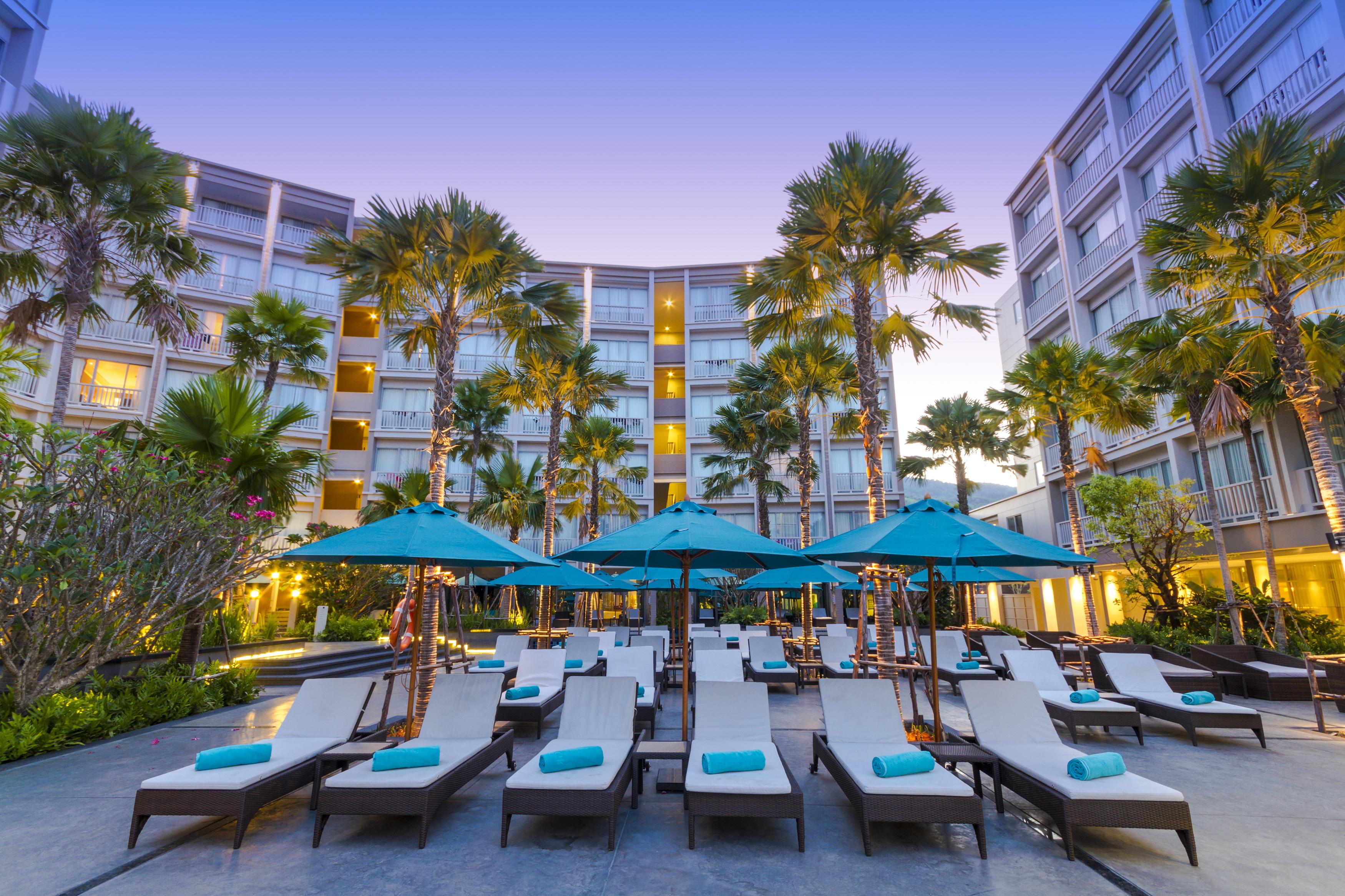 Grand Mercure Phuket Patong Екстер'єр фото The U-shaped swimming pool at U Sathorn