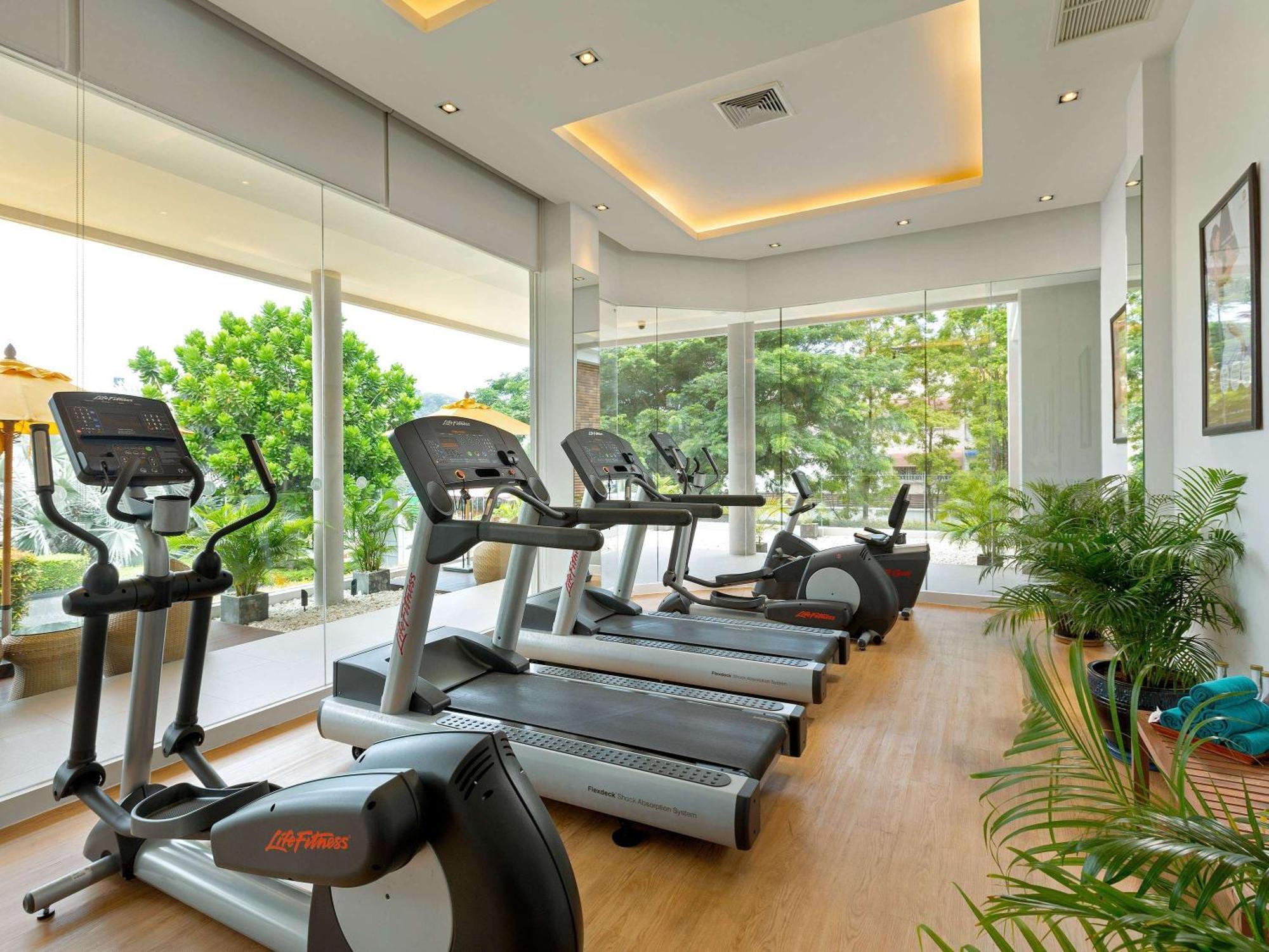 Grand Mercure Phuket Patong Екстер'єр фото The gym at the hotel