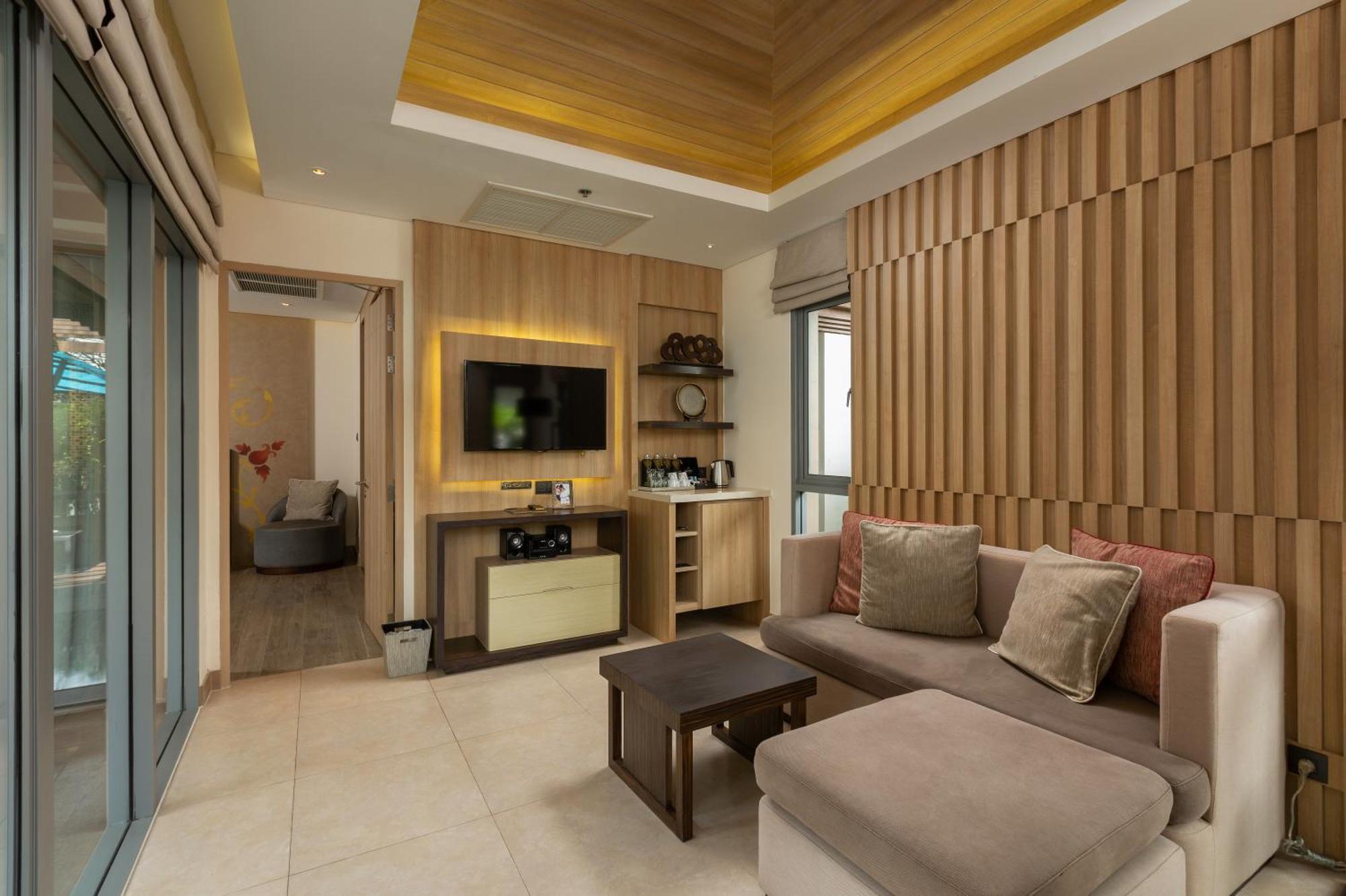 Grand Mercure Phuket Patong Екстер'єр фото A living room in a hotel suite