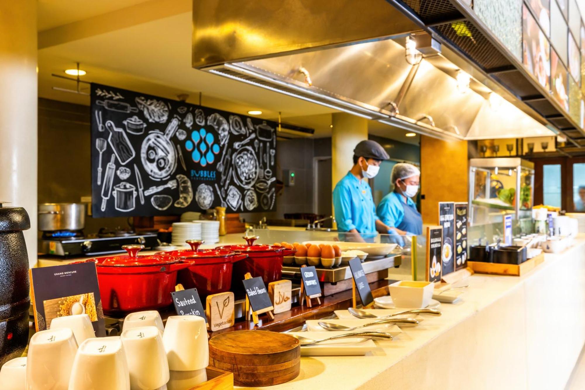 Grand Mercure Phuket Patong Екстер'єр фото Live Kitchen at The Deck