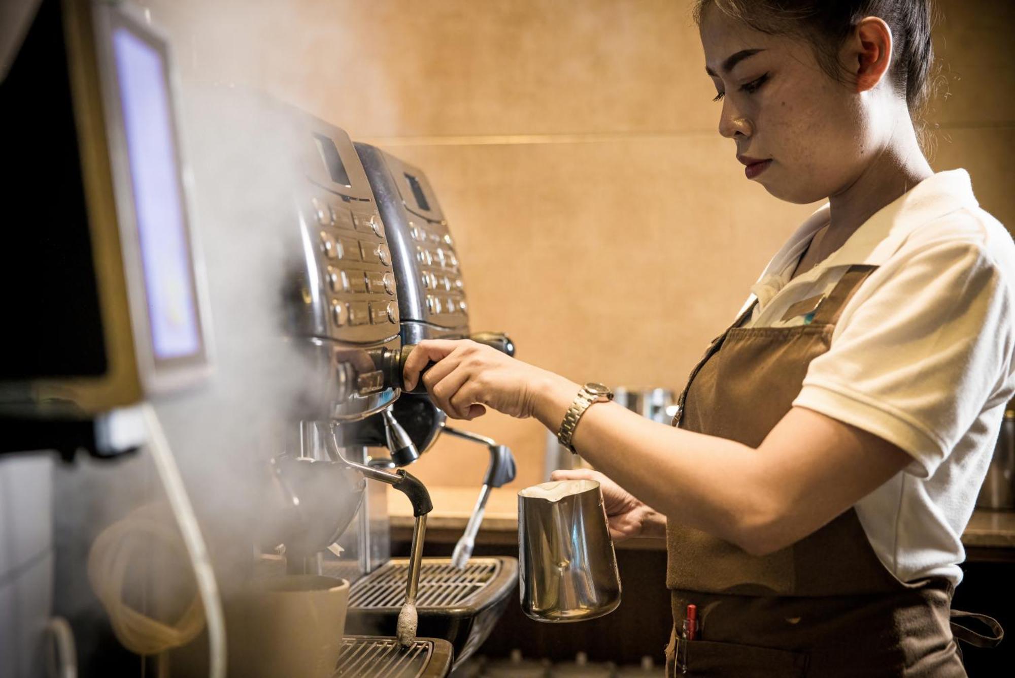 Grand Mercure Phuket Patong Екстер'єр фото A barista making coffee