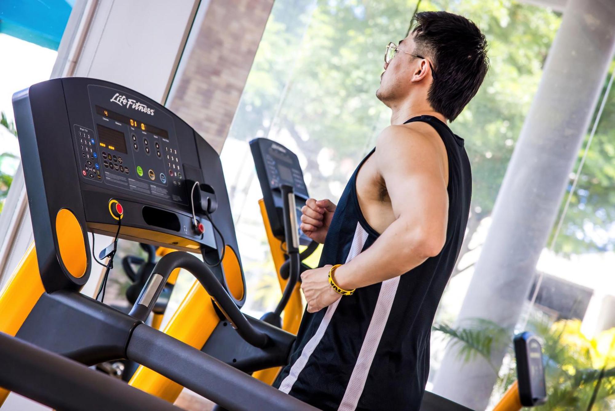 Grand Mercure Phuket Patong Екстер'єр фото A man exercising on a treadmill