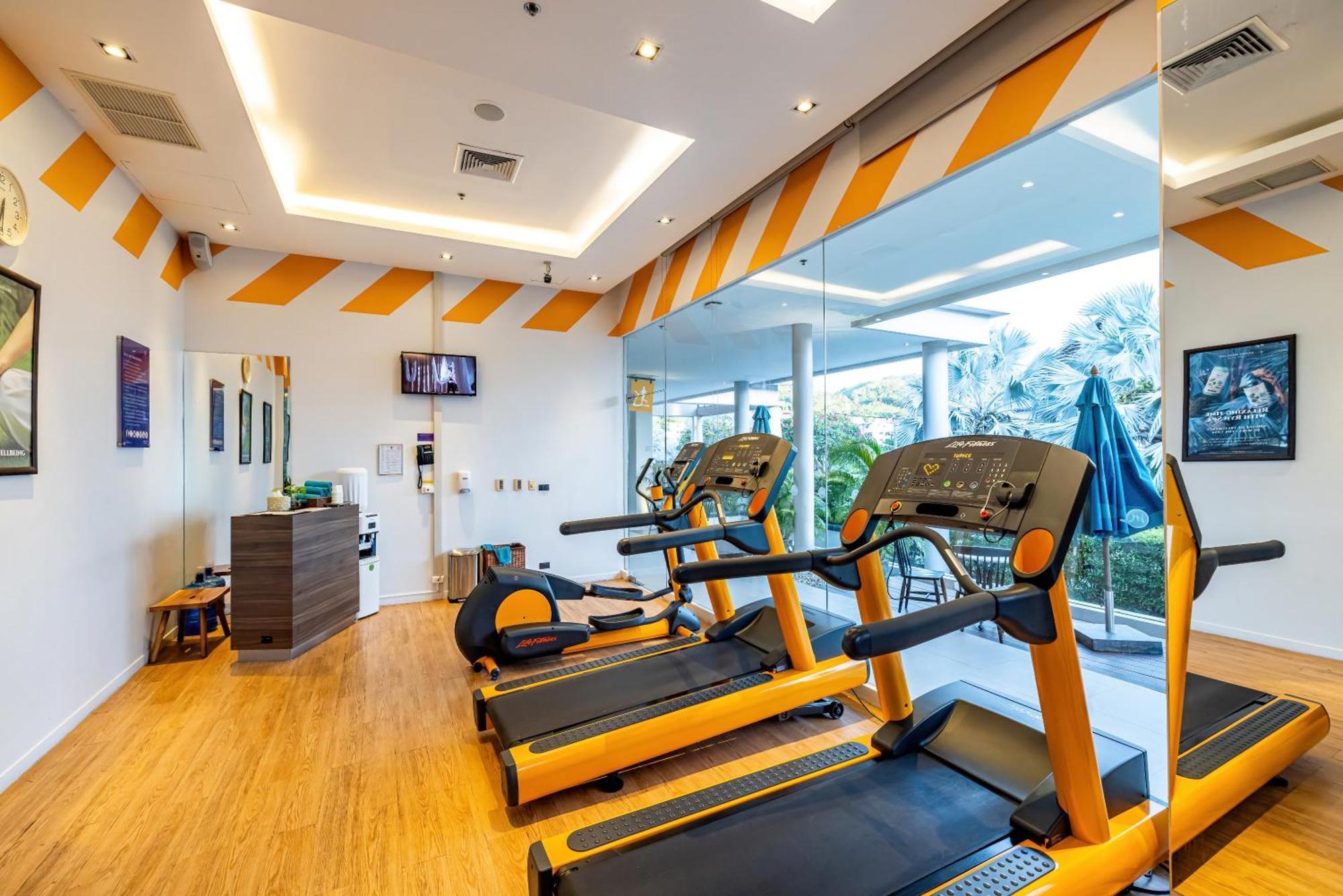 Grand Mercure Phuket Patong Екстер'єр фото The gym at the hotel
