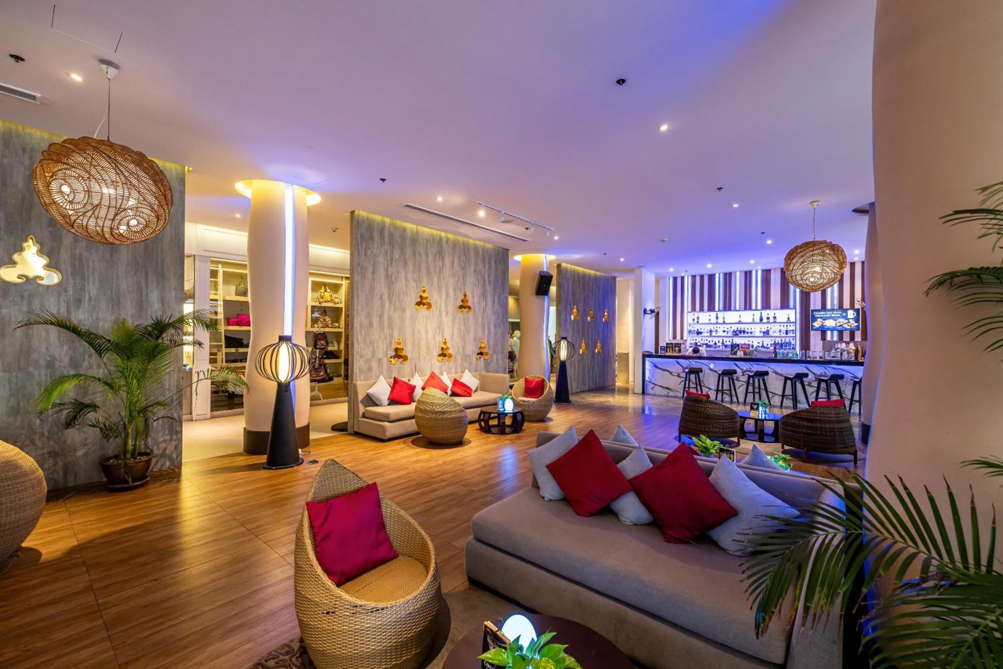 Grand Mercure Phuket Patong Екстер'єр фото The lounge at the airport