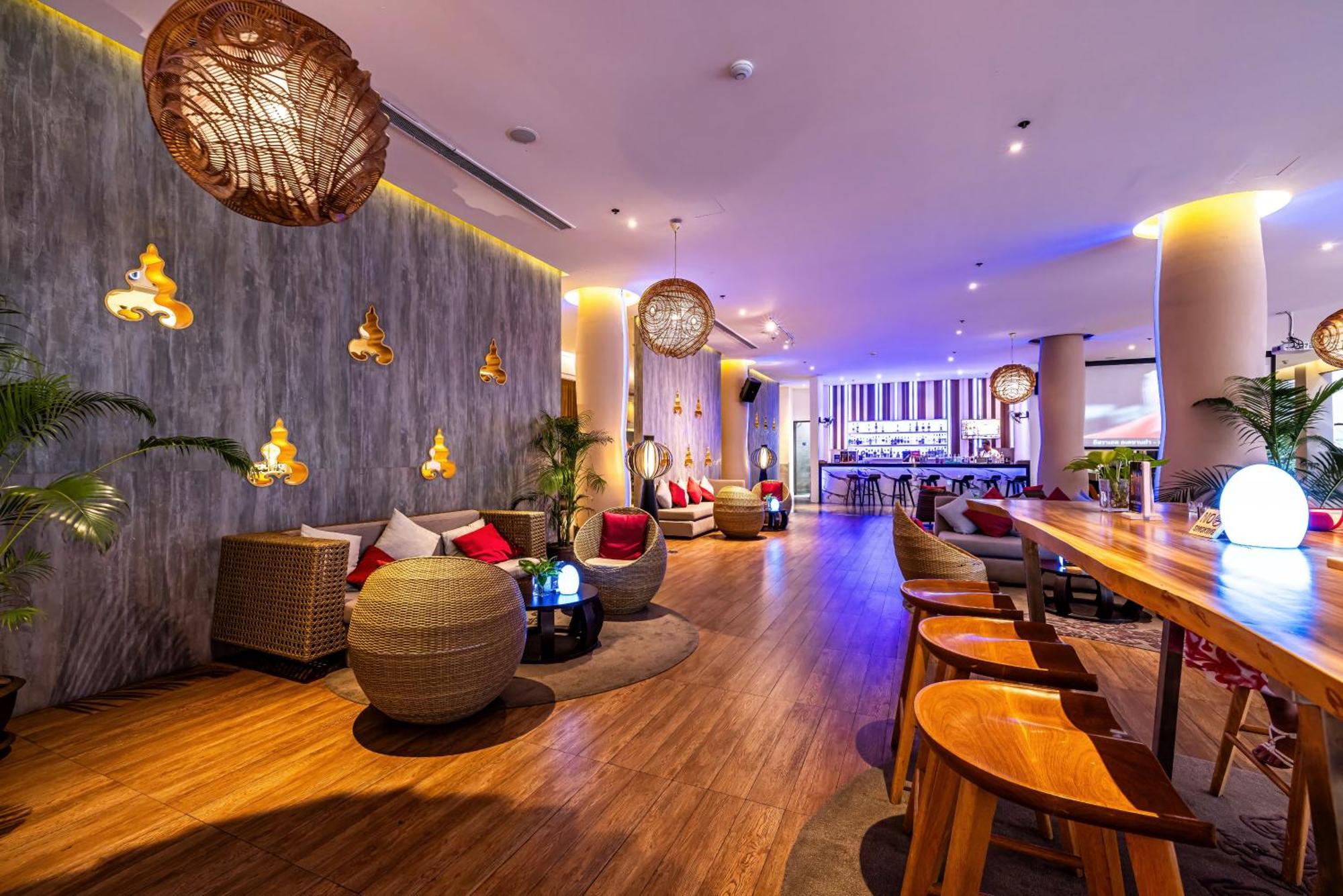 Grand Mercure Phuket Patong Екстер'єр фото The lounge at the airport
