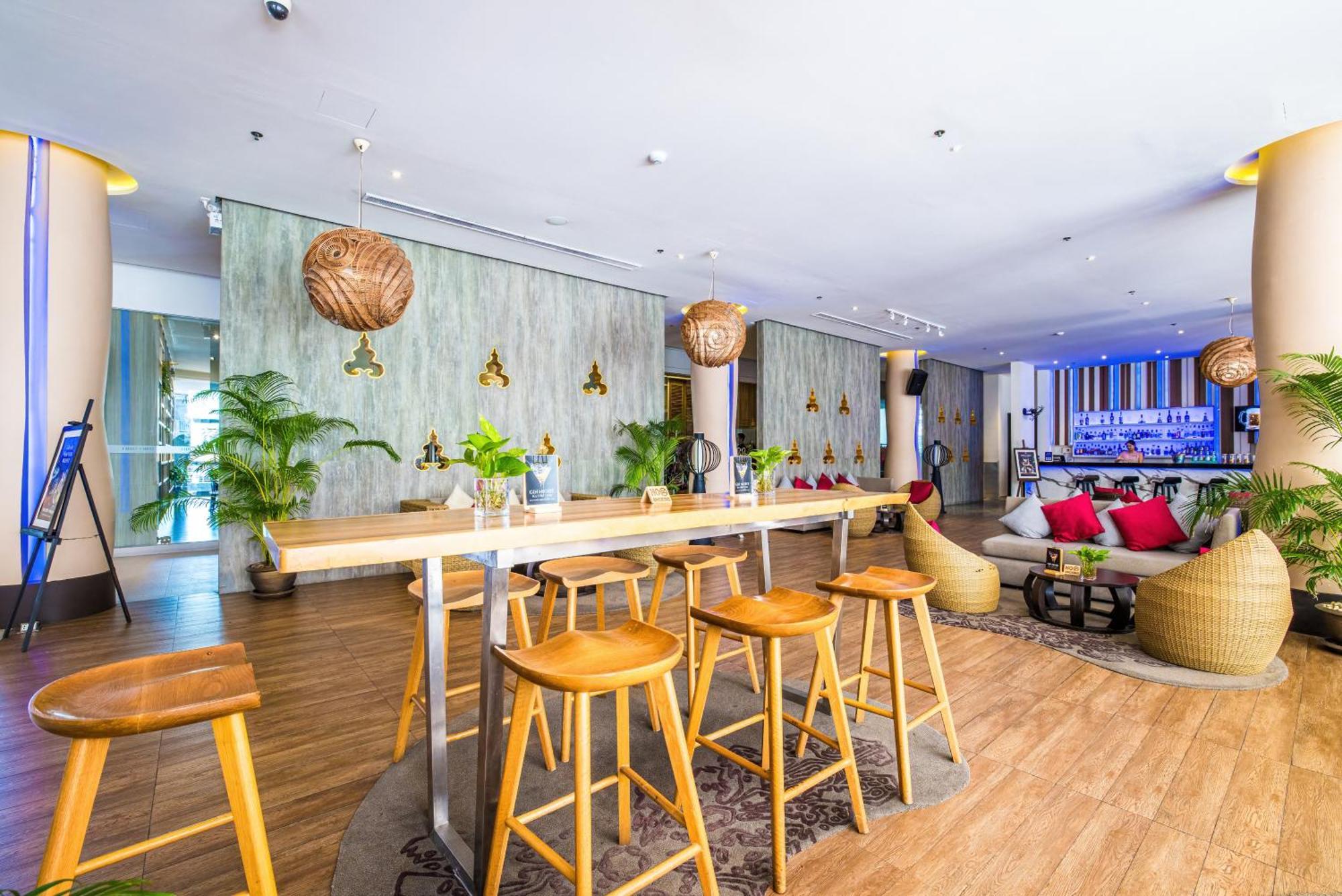 Grand Mercure Phuket Patong Екстер'єр фото The bar at the hotel