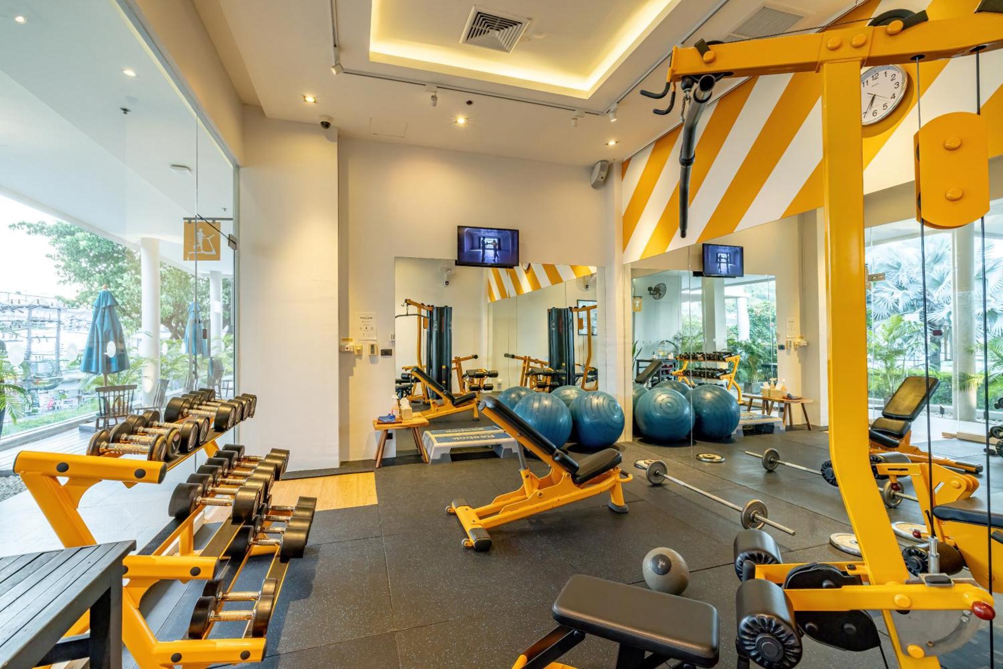Grand Mercure Phuket Patong Екстер'єр фото The gym at the hotel