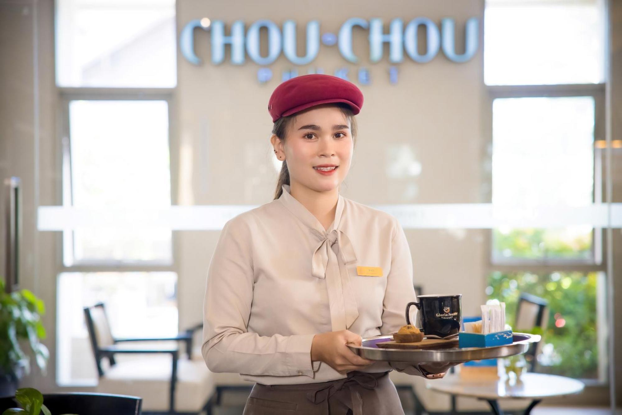 Grand Mercure Phuket Patong Екстер'єр фото A waitress in Vietnam