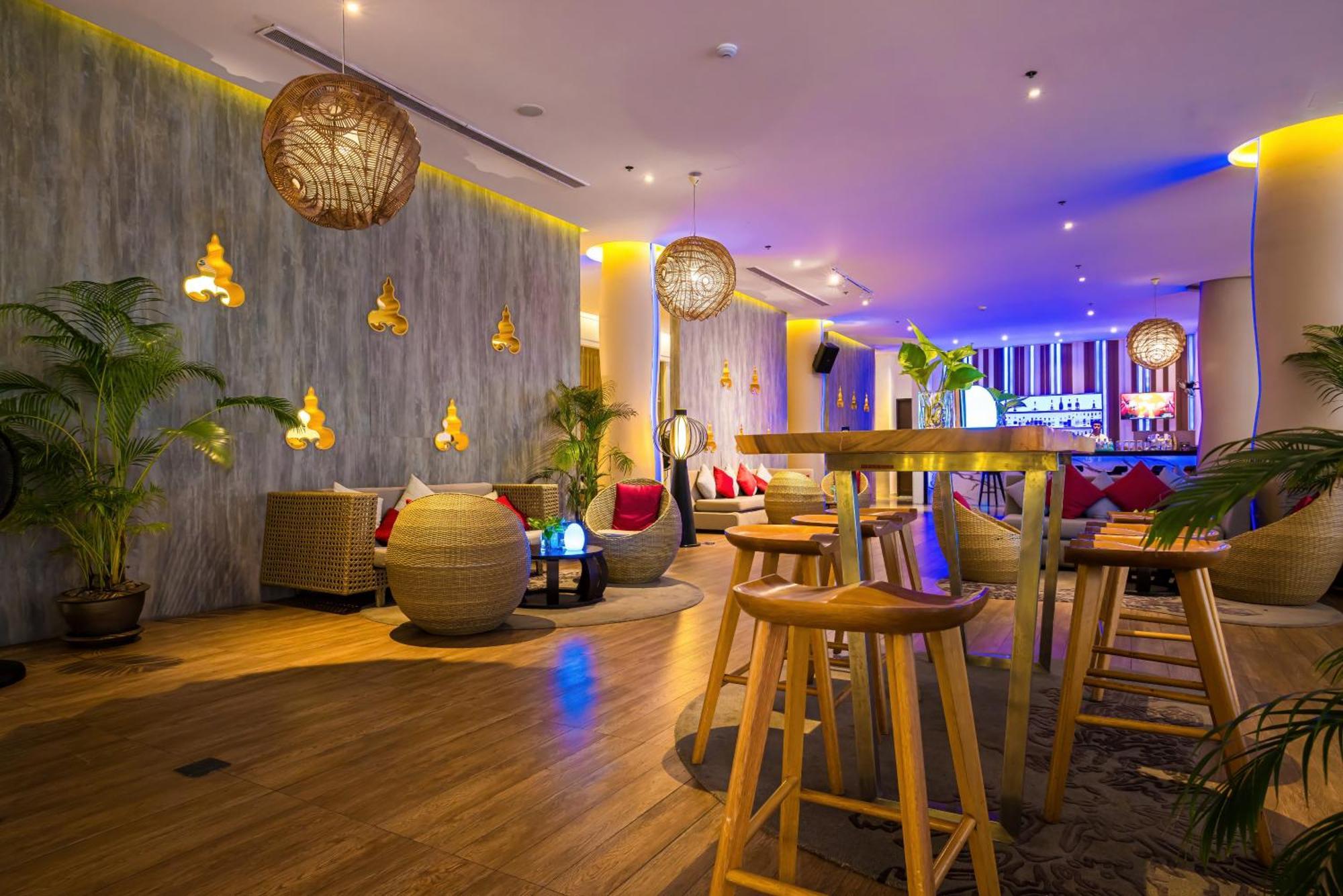 Grand Mercure Phuket Patong Екстер'єр фото The lounge at the airport