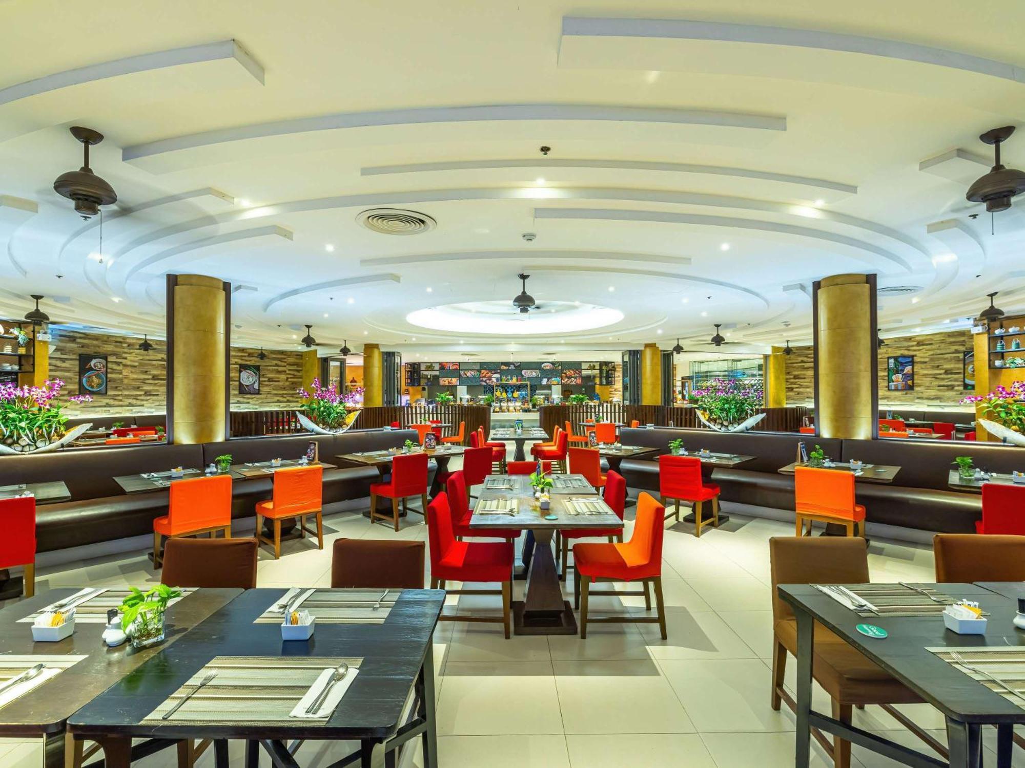 Grand Mercure Phuket Patong Екстер'єр фото The interior of the restaurant