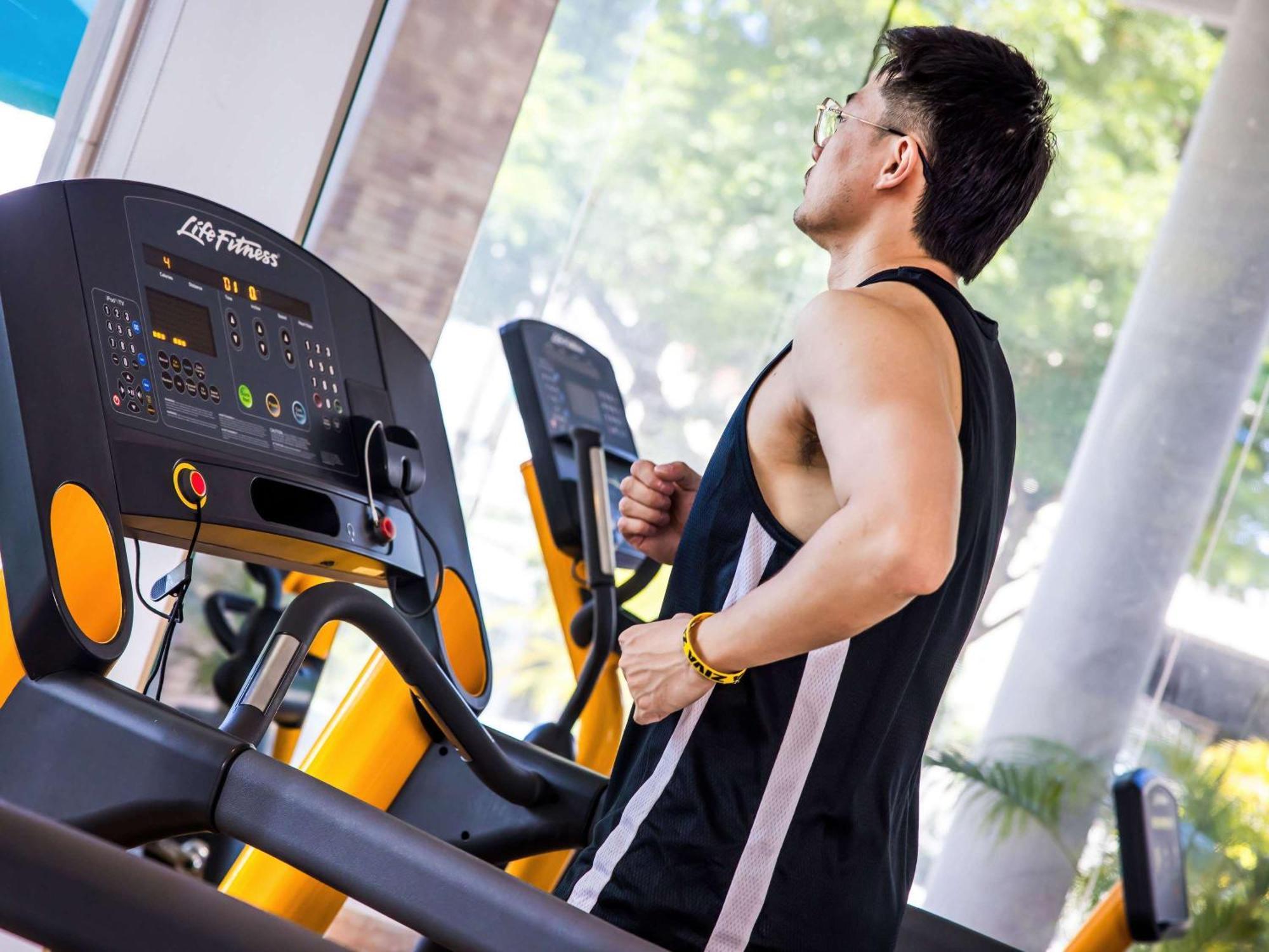 Grand Mercure Phuket Patong Екстер'єр фото A man on a treadmill
