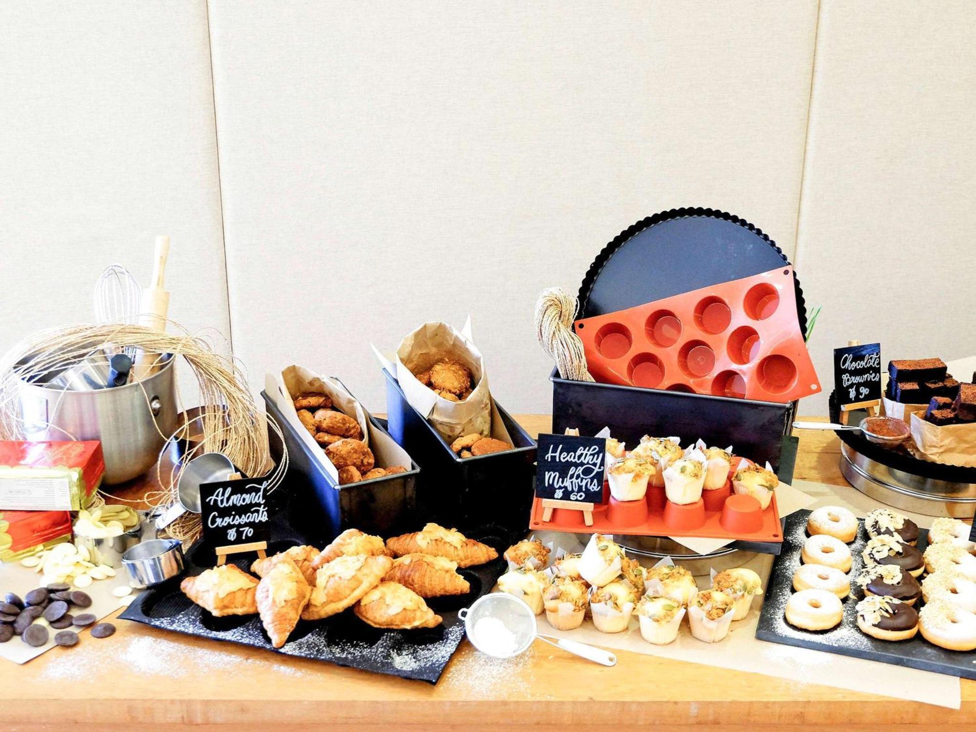 Grand Mercure Phuket Patong Екстер'єр фото A dessert buffet