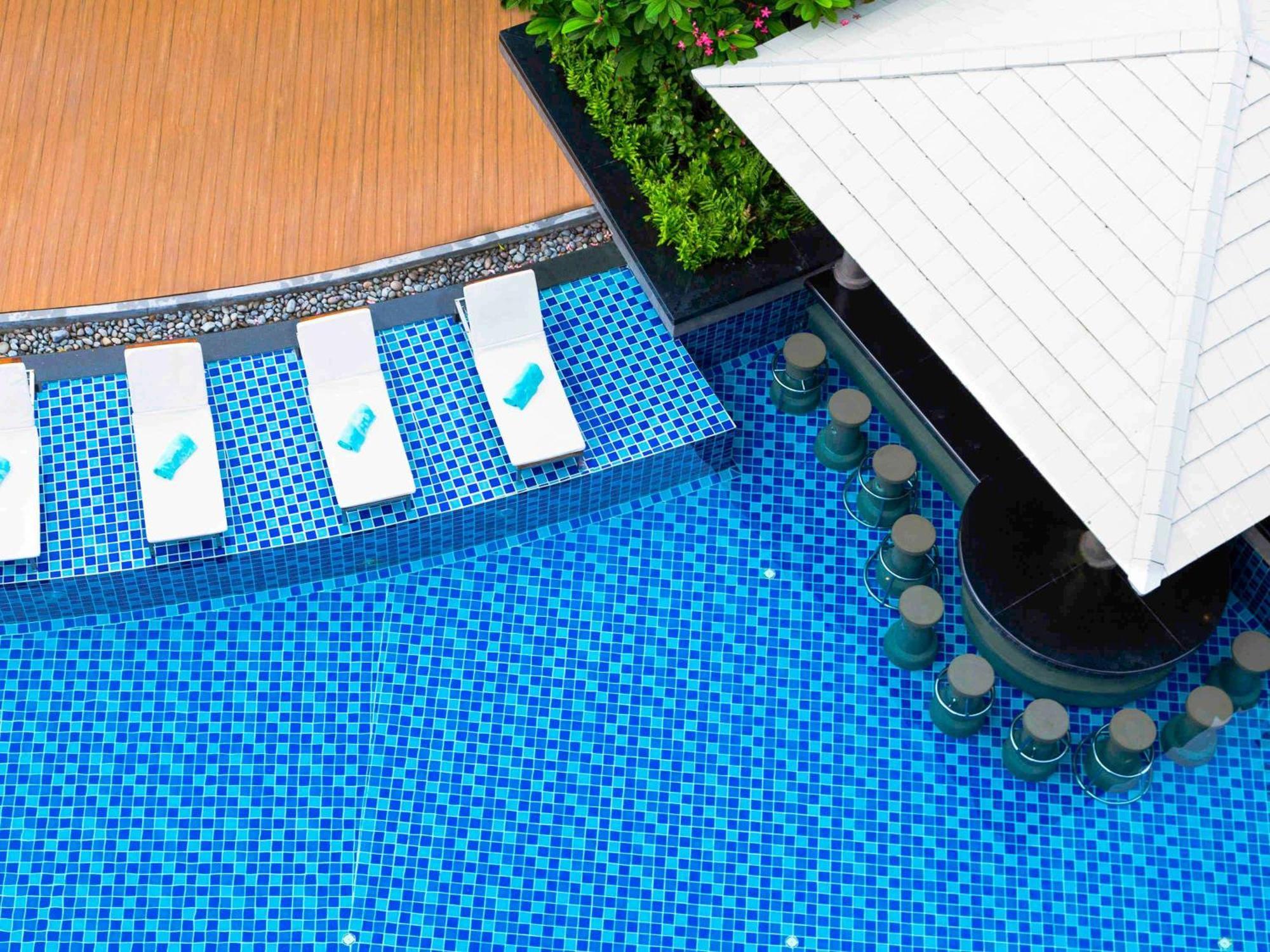 Grand Mercure Phuket Patong Екстер'єр фото A swimming pool with a blue mosaic tiled floor