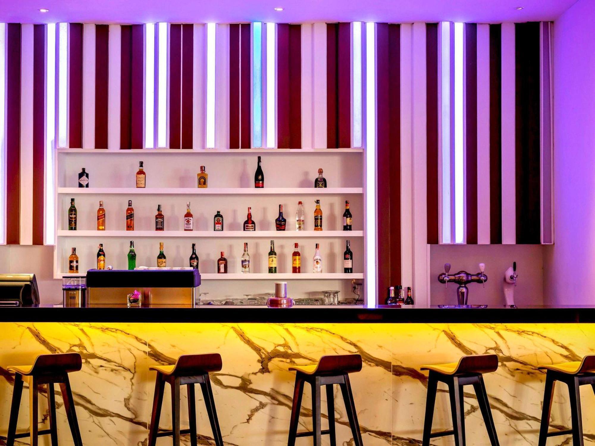 Grand Mercure Phuket Patong Екстер'єр фото The bar at the hotel